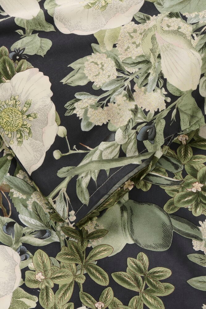 Sengesett Micro 150x200 cm Belle Polyester med mørk bakgrunn og hvitt, grønt botanisk blomstermønster.