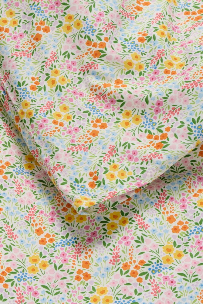 Bettwäsche-Set Micro Ines, 135x200 cm, weißer Polyester mit buntem Blumenmuster, gefaltet.