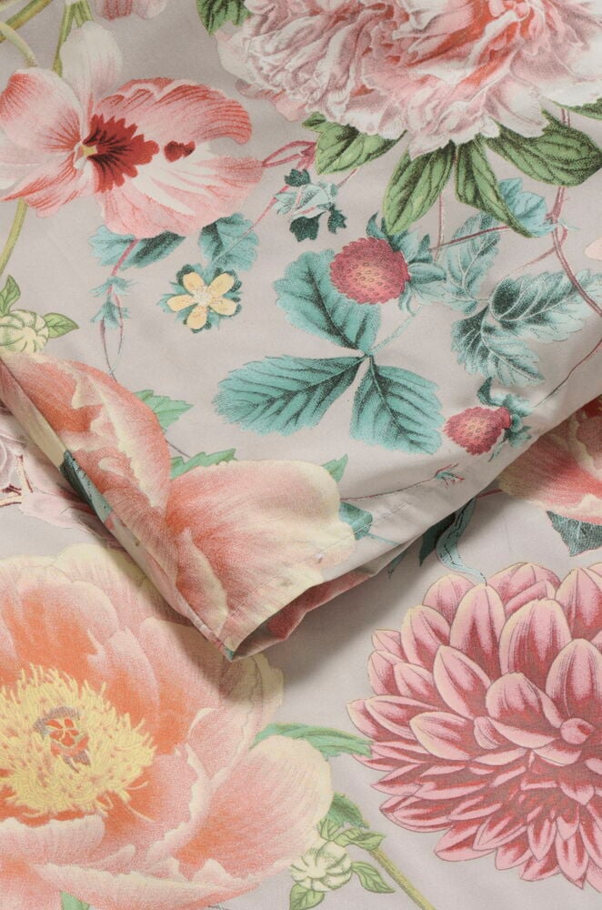 Nahaufnahme eines gefalteten Felicia taupe Micro Bettwäsche-Sets mit rosa Blumen- und Beerenmuster.