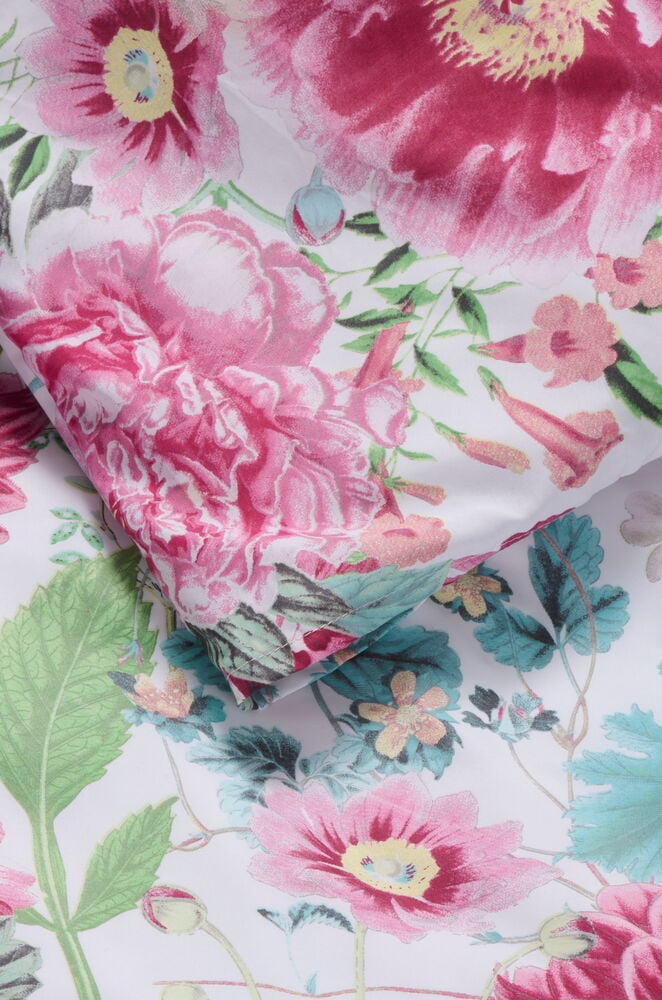 Nahaufnahme eines rosa floralen Bettwäsche-Sets Micro 135x200 cm Felicia pink Polyester, gefaltet, mit großen pinken Blumen.