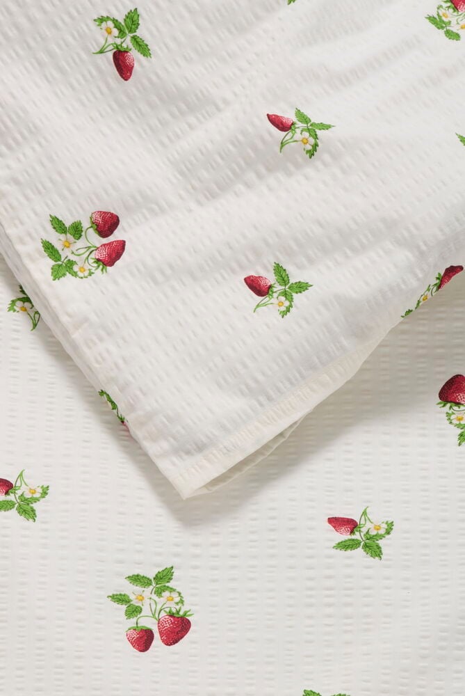 Bettwäsche-Set Becky aus weißer Baumwolle mit Erdbeermuster auf strukturiertem Stoff.
