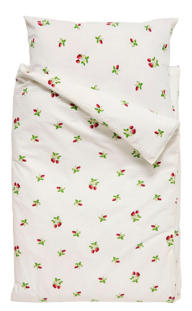 Weißes Baumwoll-Seersucker-Bettwäsche-Set mit roten Erdbeeren und grünen Blättern; Decken- und Kissenbezug.
