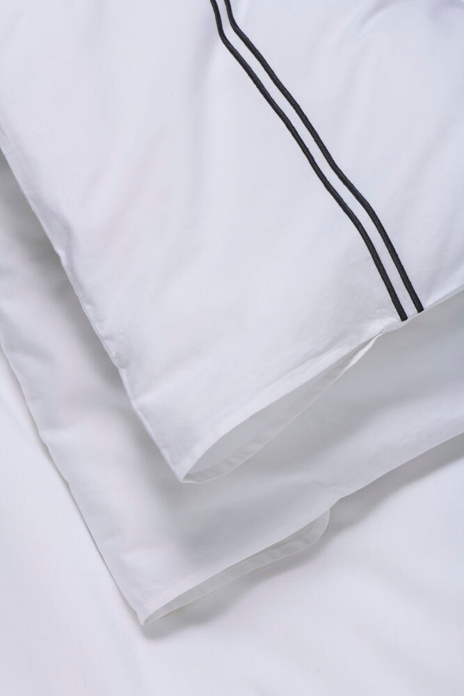 Vitt percale påslakanset med svarta dekorativa linjer.