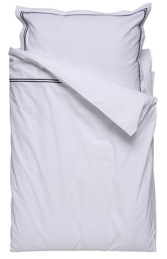 Valkoinen pussilakanasetti satiiniraidallisella kuviolla ja tyynyliinalla.