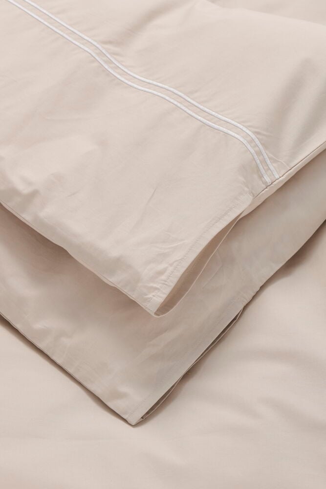 Beige bomull Påslakanset Hotel Collection med ett påslakan med två vita parallella ränder och ett synligt örngott.