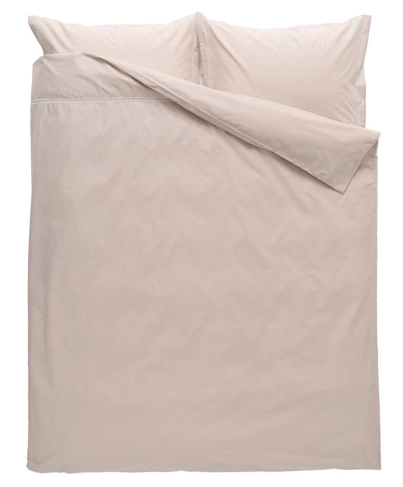 Ett beige påslakanset Hotel Collection i bomull med ett påslakan och två örngott, med vit passpoal.