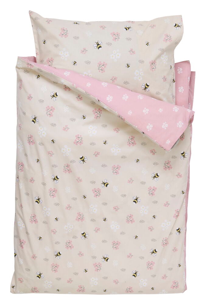 Ein beiges Kinder-Baumwollbettwäsche-Set mit rosa und weißen Blumen, Hummeln und einer wendbaren rosa Blumenseite.