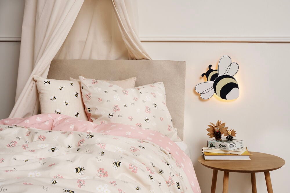 Bettwäsche-Set Elsaform Kids Hummel Baumwolle: Bettbezug und Kissenbezüge mit rosa Blumen- und Hummelmuster.