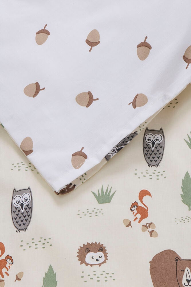 Bettwäsche-Set Elsaform Kids aus Wald-Baumwolle mit weißem Eicheln-Muster und beigem Waldtier-Muster.