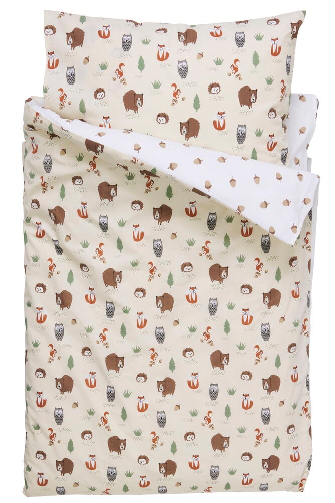 Beiges Bettwäsche-Set Elsaform Kids mit Waldtiermuster, gefaltet zeigt Kissen und weiße Eichel-Rückseite.