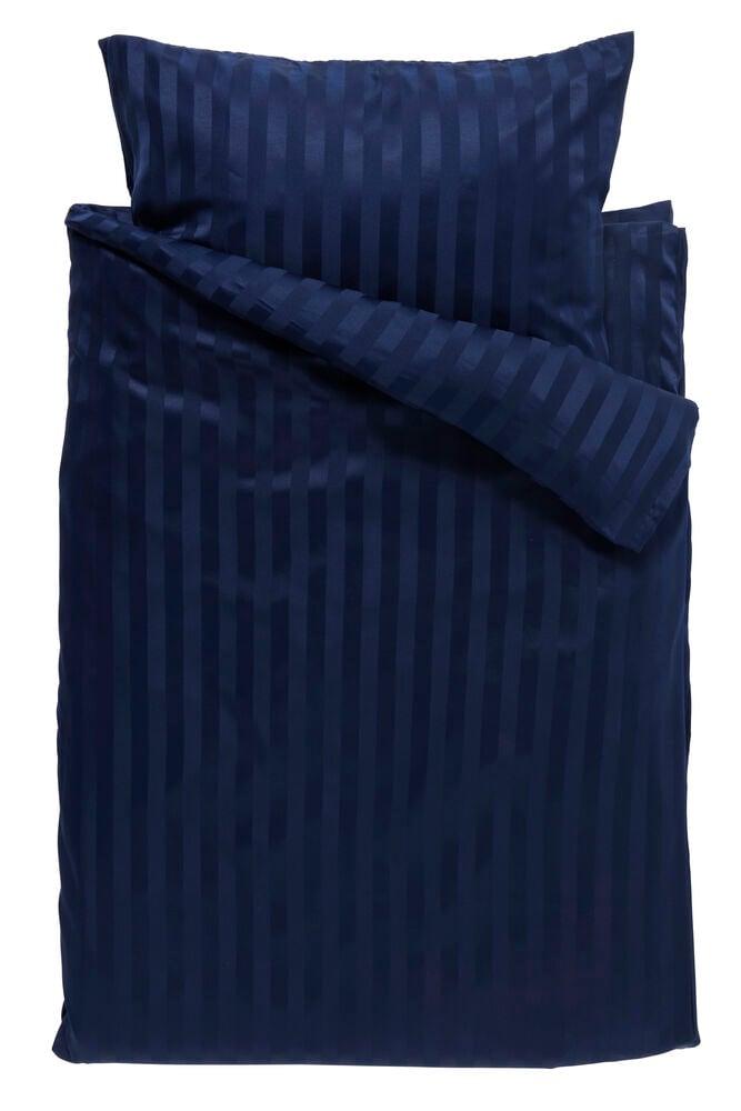 Midnattsblått påslakanset i satinpolyester med randigt påslakan och matchande örngott.