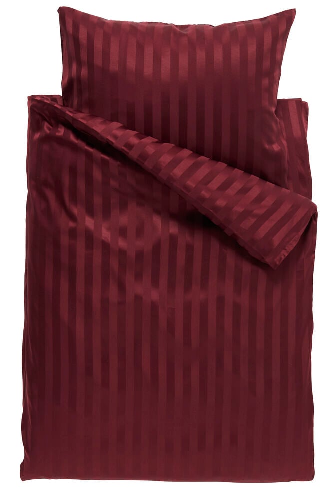 Altburgunderrotes Satin-Polyester-Bettwäsche-Set mit gestreiftem Bettbezug und Kissenbezug, flach gelegt.