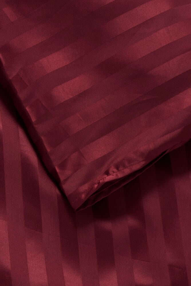 Nahaufnahme eines Old burgundy gestreiften Satin-Bettwäsche-Sets.