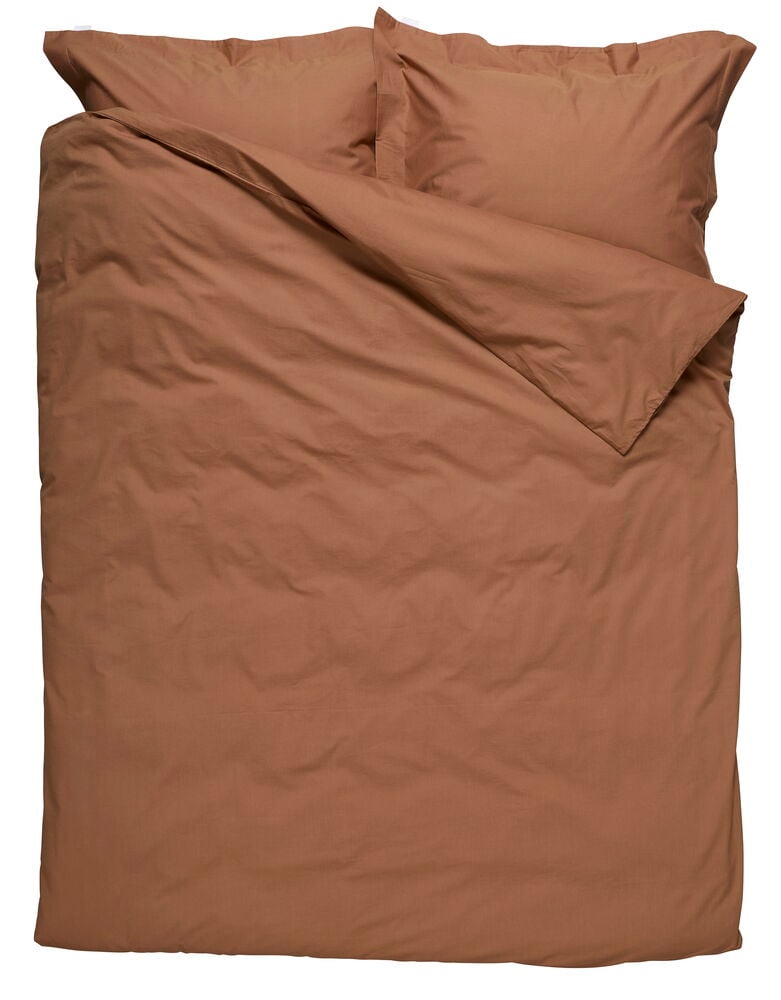 Rostfärgat Påslakanset Elsaform 240x220 cm, med ett påslakan och två örngott, prydligt vikt.
