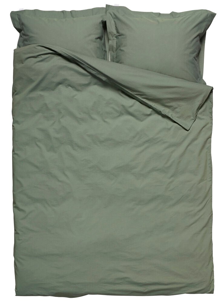 Grönt påslakanset Elsaform 240x220 cm med påslakan och två örngott, utlagt platt.