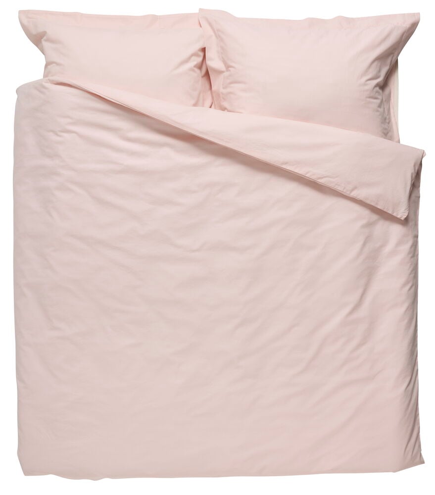 Powder pink Elsaform pussilakanasetti sisältää pussilakanan ja kaksi tyynyliinaa, aseteltuna.
