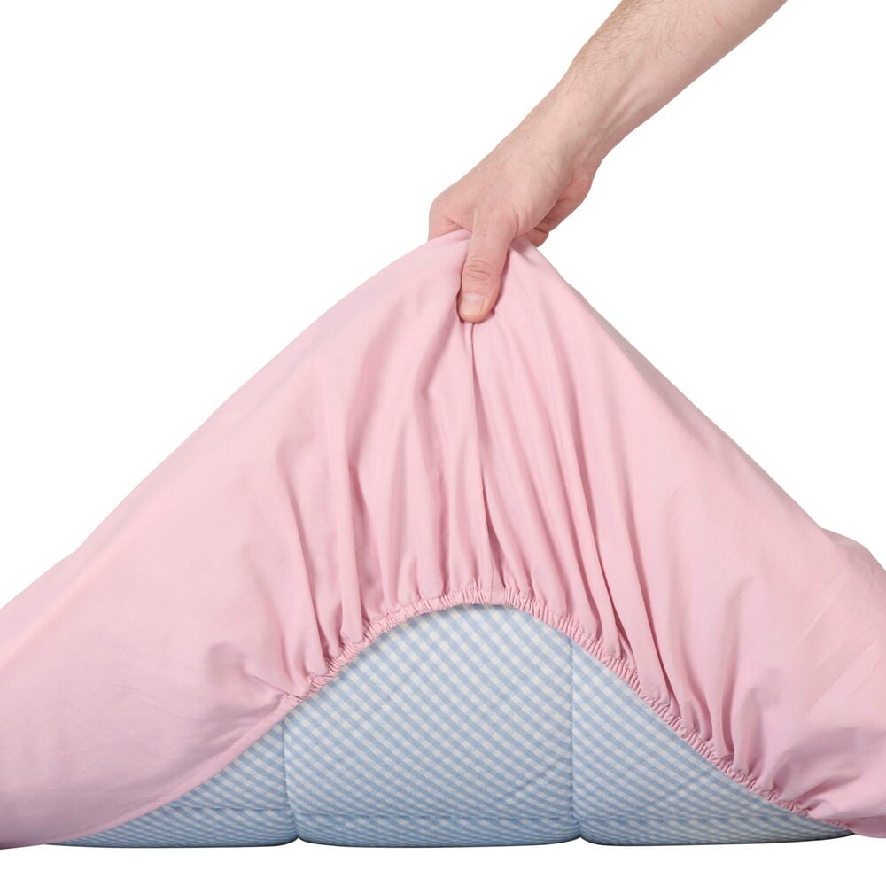 Rosa dra på lakan monteras på madrashörn.