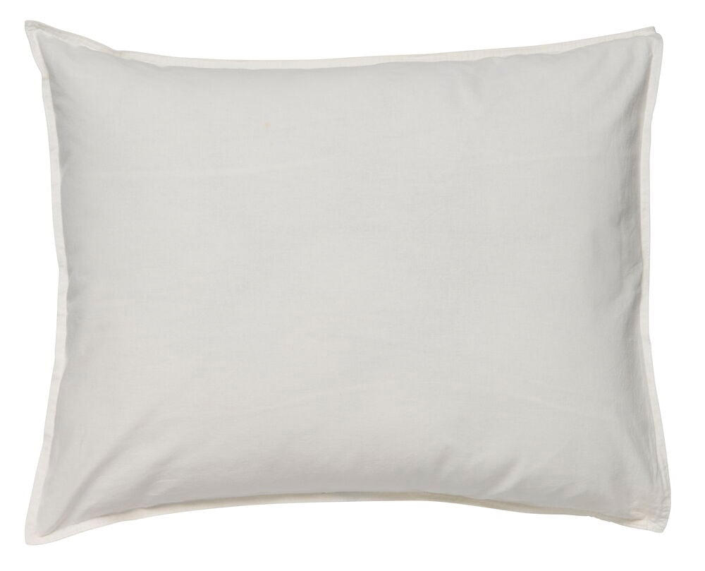 Ein weißer Baumwoll-Kopfkissenbezug Vida 50x60 cm, quadratisch mit dezentem Rand, Vorderansicht.