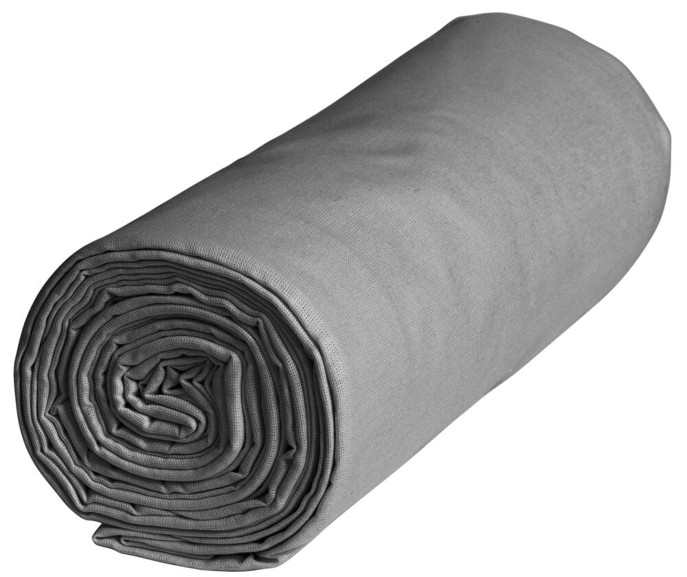 Hoprullat grått underlakan på vit bakgrund.