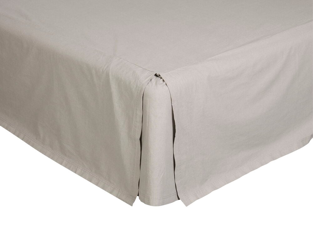 Beige Bettumrandung aus Baumwolle um die Bettkanten.