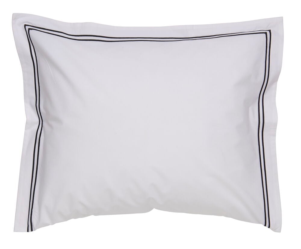 Valkoinen tyynynpäällinen, jossa koristeellinen reuna puuvillaa.