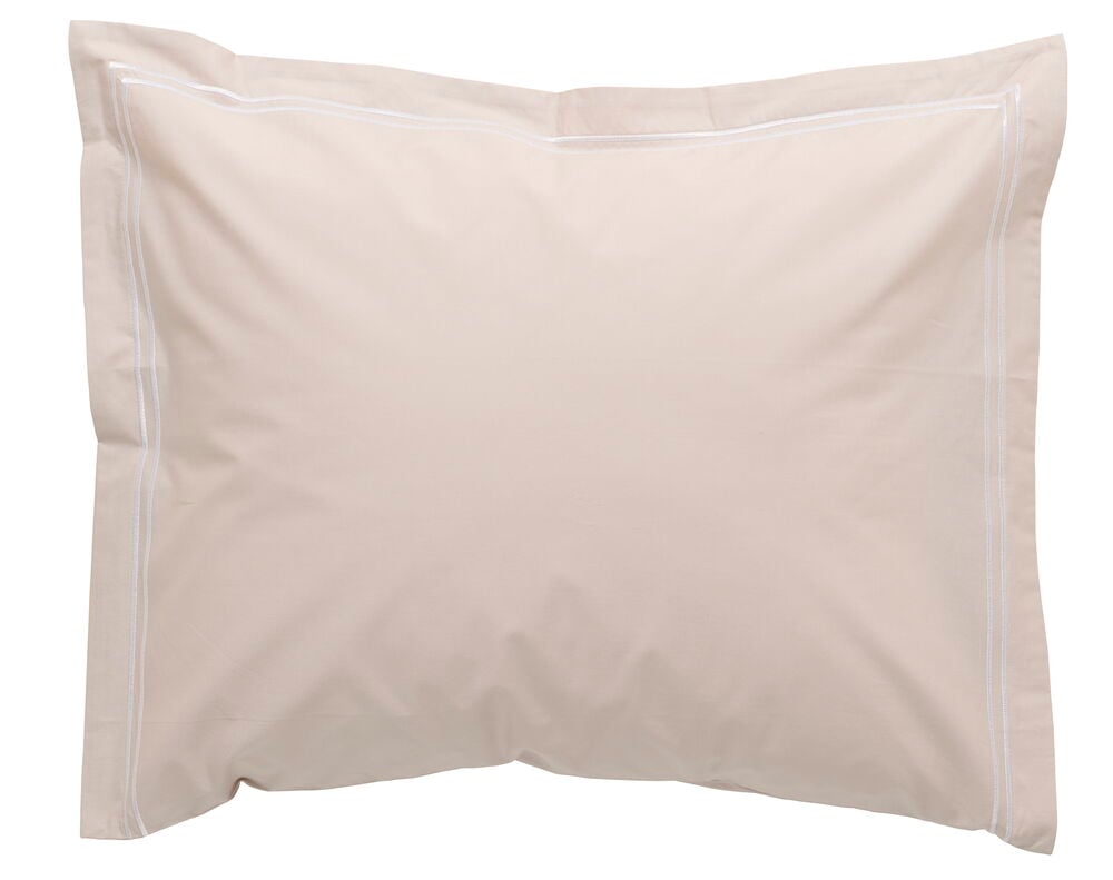 Ett beige örngott Hotel Collection i bomull med en vit dubbelsydd kant.