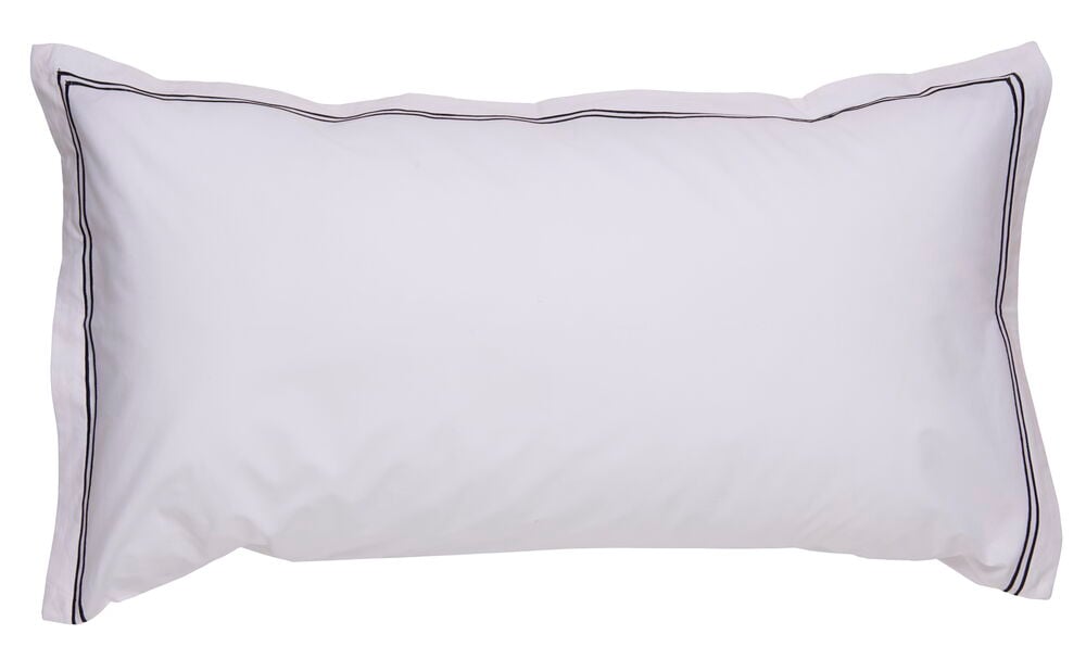 Valkoinen tyynyliina, jossa on tumma reuna hotellityyliin.