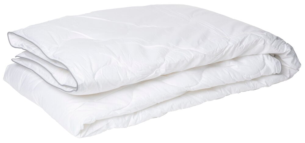 Ett vitt Täcke Sofia 135x200 cm Svalt är vikt, med synligt quiltat mönster och grå passpoal.