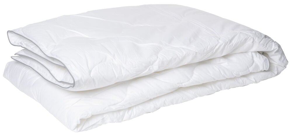 Vitt vikt täcke med sydda kanter.