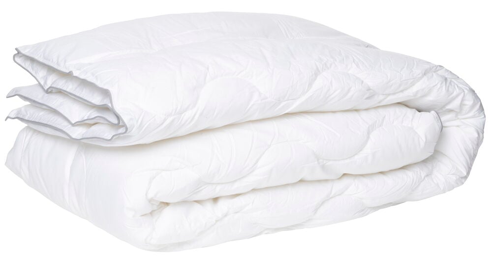 Decke Sofia 135x200 cm Warm, eine ordentlich gefaltete weiße gesteppte Decke mit grauer Paspel.