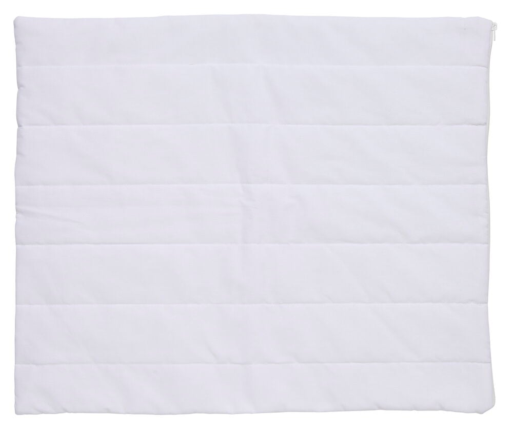 Vitt kviltat Kuddskydd 50x60 cm med horisontella sömmar och synlig dragkedja upptill.