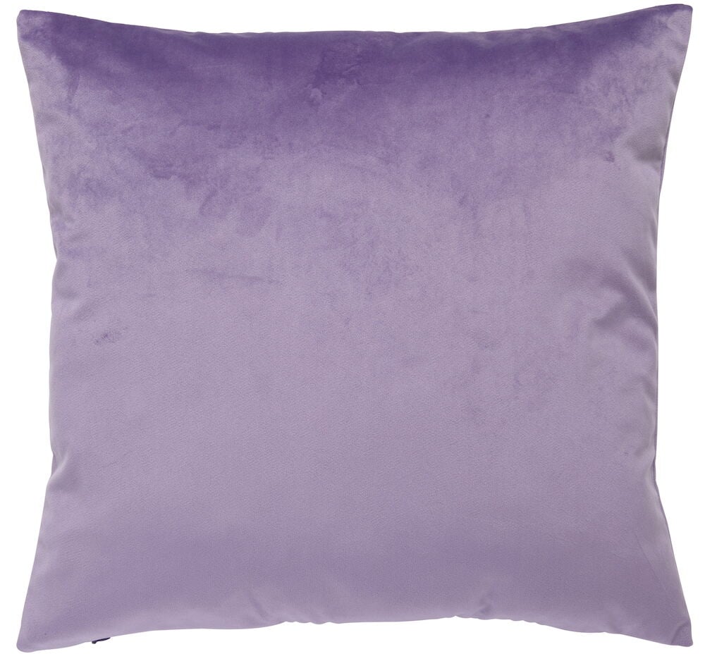 Lila kuddfodral i sammet med slät yta.