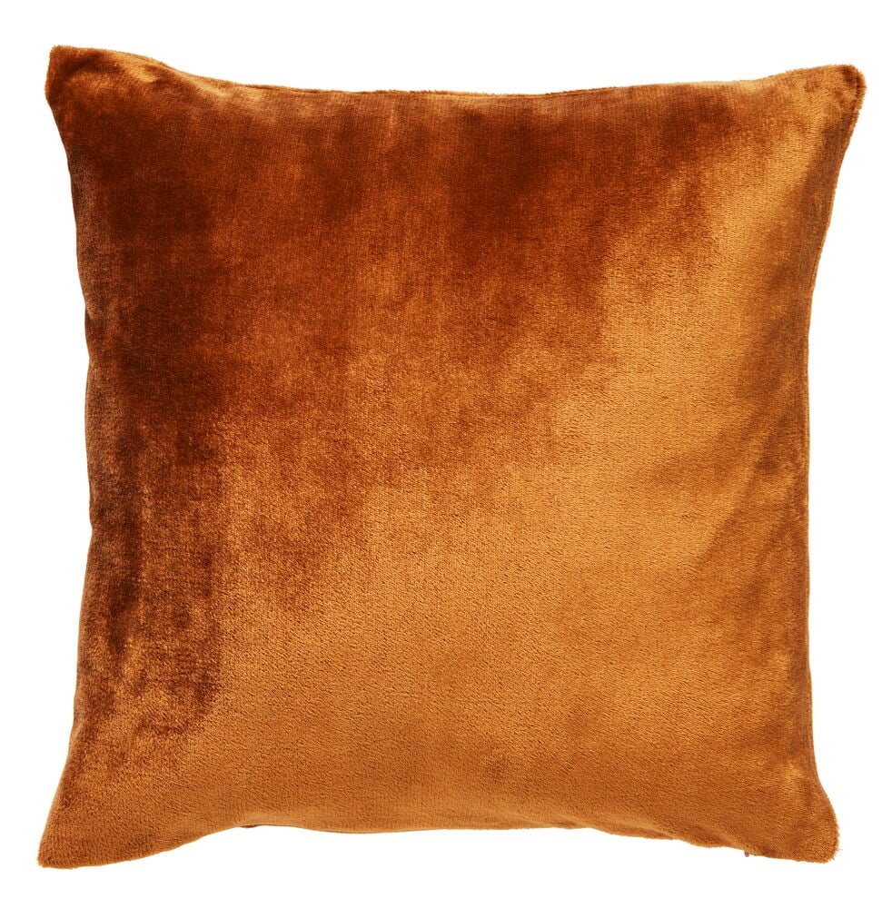 Nelikulmainen kanelinruskea tyynynpäällinen samettimaisella pinnalla.