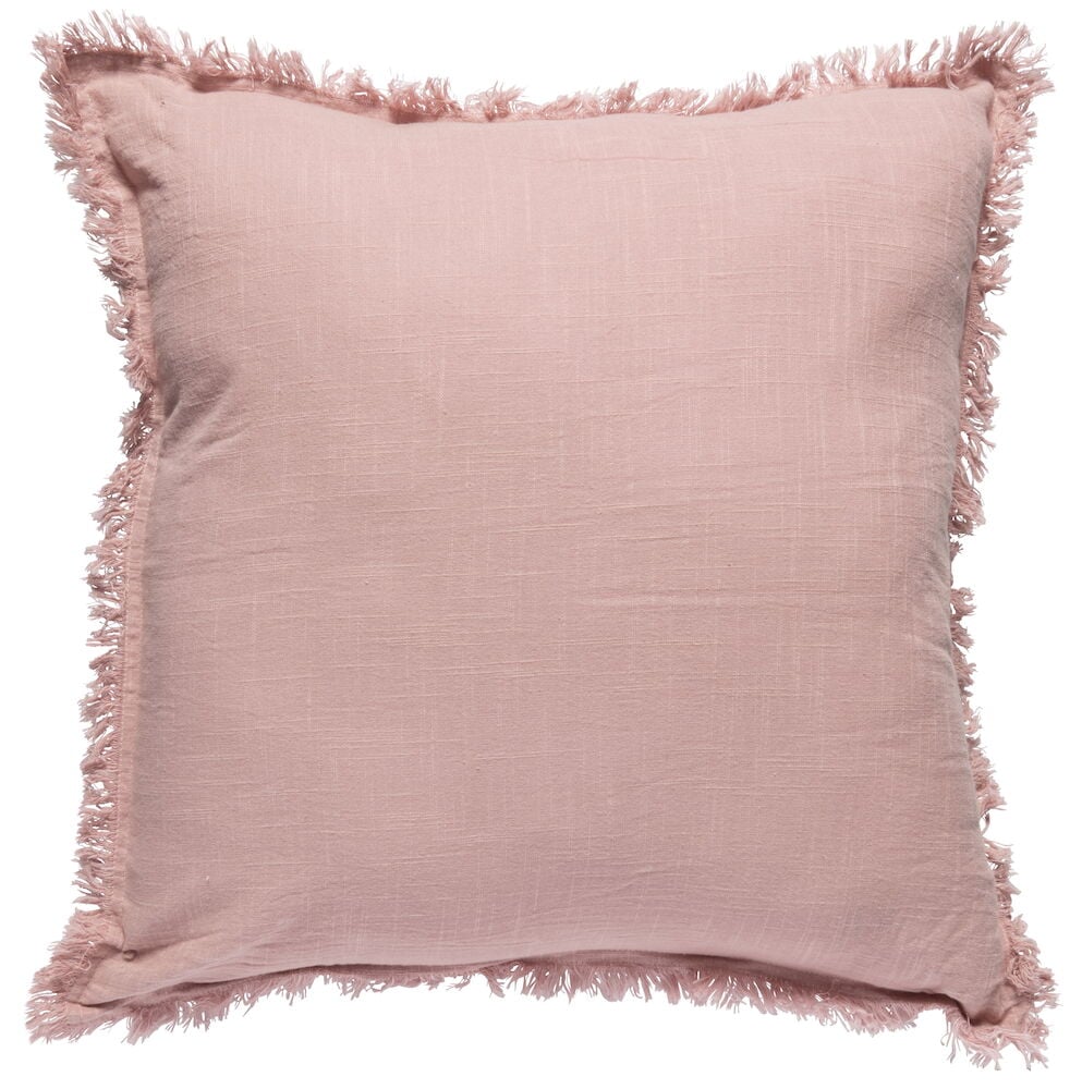 Rosa kuddfodral i bomull med fransade kanter.