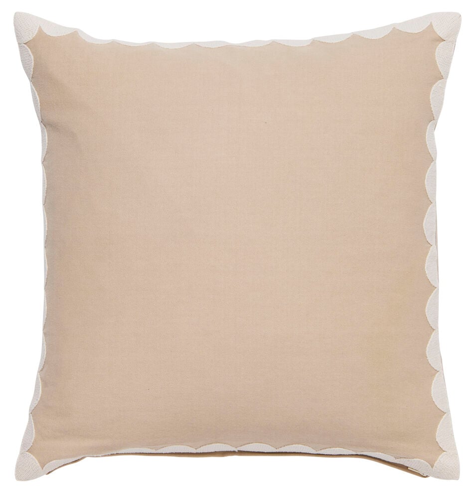 Beige tyynynpäällinen kirjailtu aaltoileva reuna.