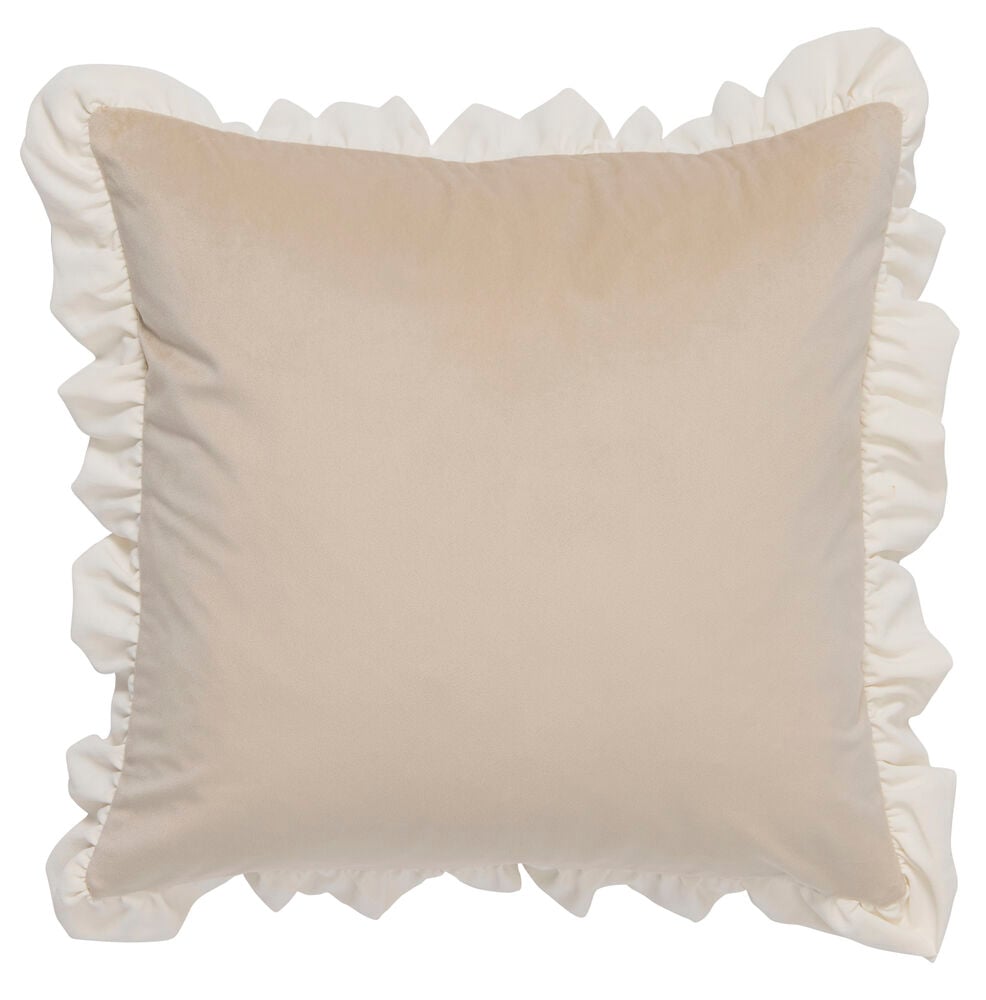 Beige putetrekk i fløyel med volangkant.