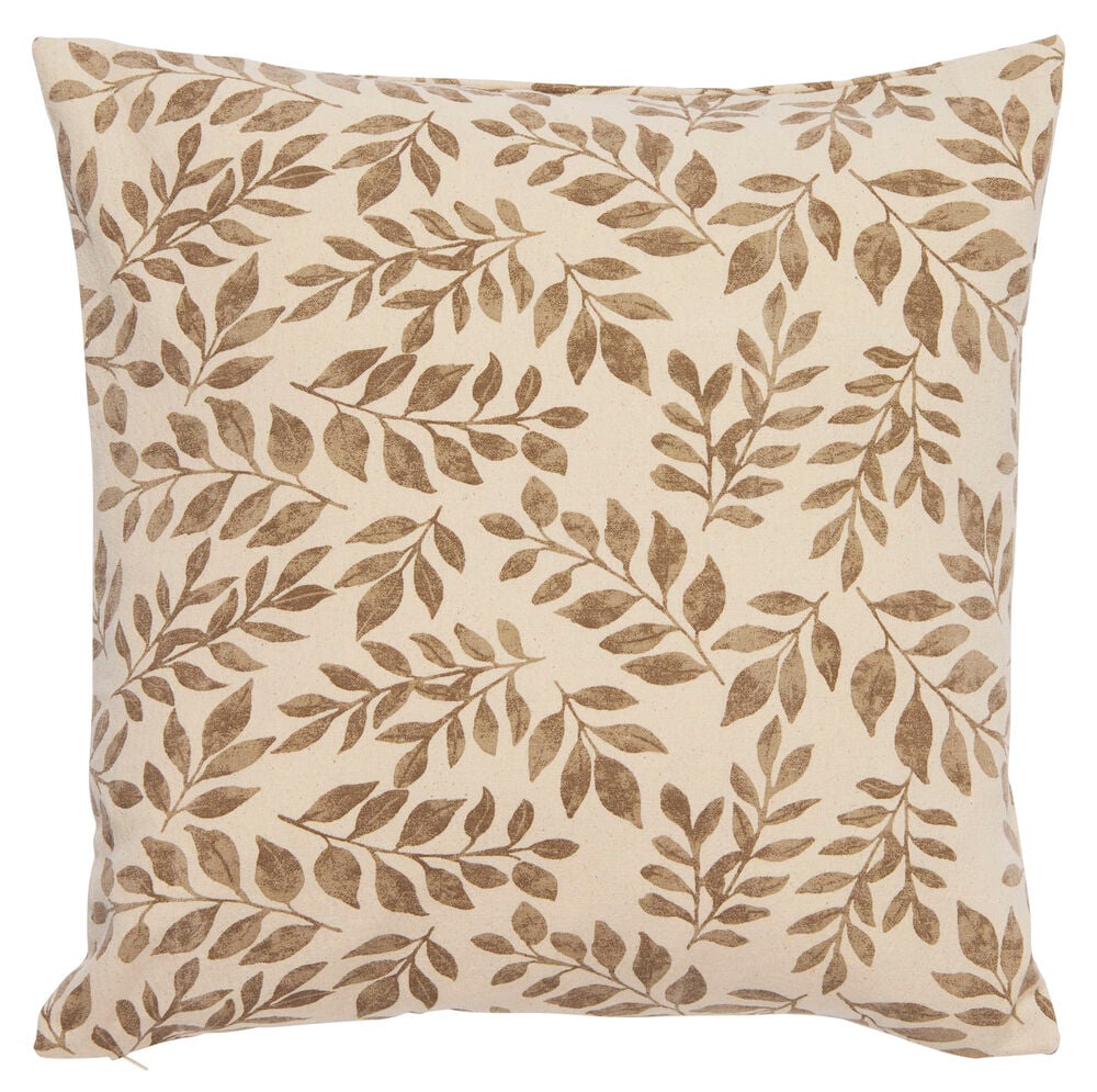 Beige kuddfodral med lövmönster i brunt.