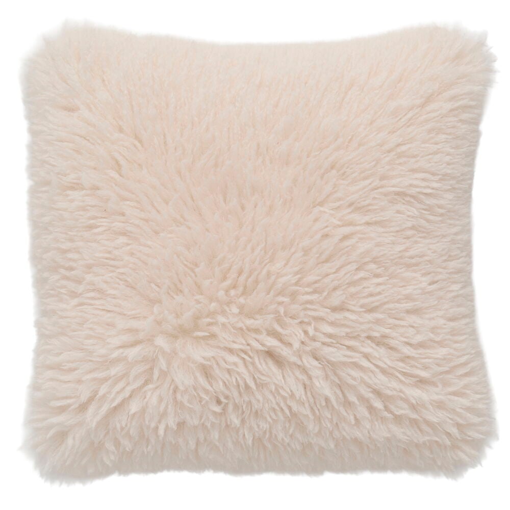 En off-white fluffig prydnadskudde Lou 45x45 cm i polyester.