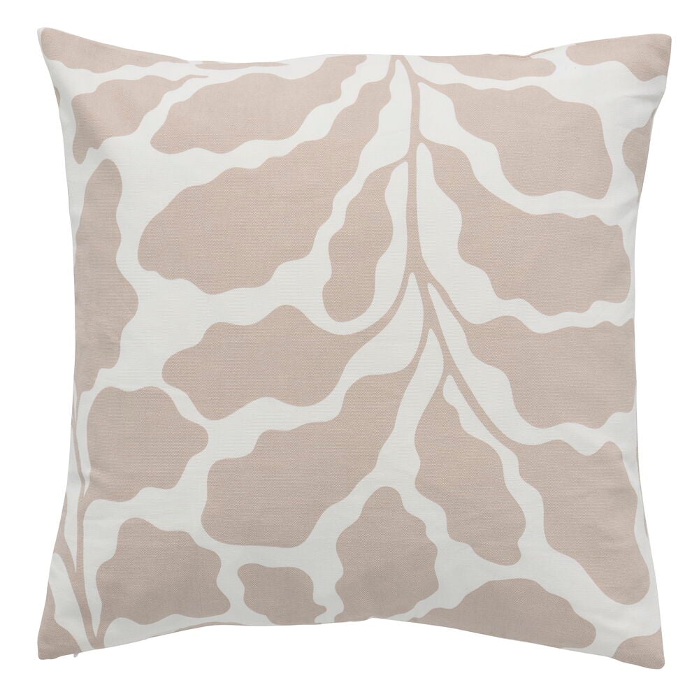 Tyynynpäällinen Filippa, beigeä puuvillaa, 50x50 cm, abstraktilla lehtikuviolla beigen ja valkoisen sävyissä.