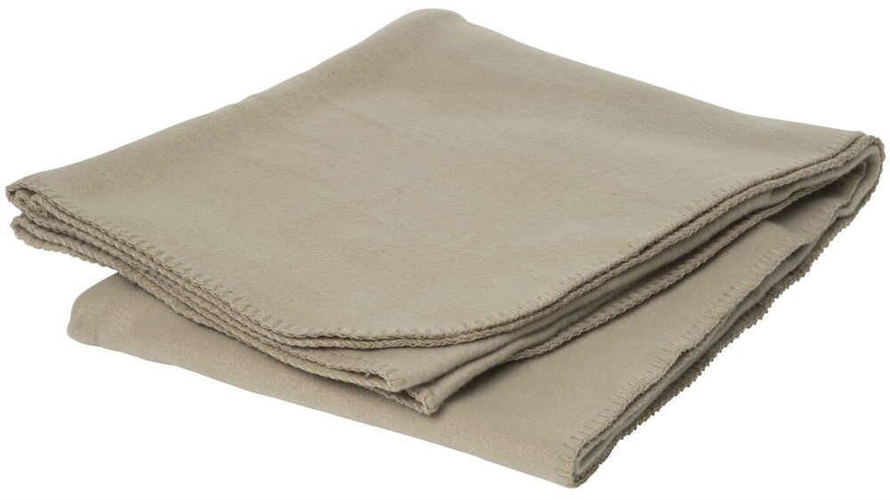 Vekt naturfarget fleecepledd med sydde kanter.