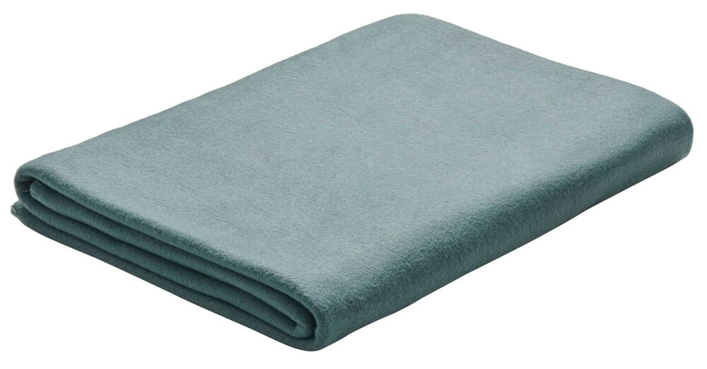 Vikt grön fleecepläd med overlockade kanter.