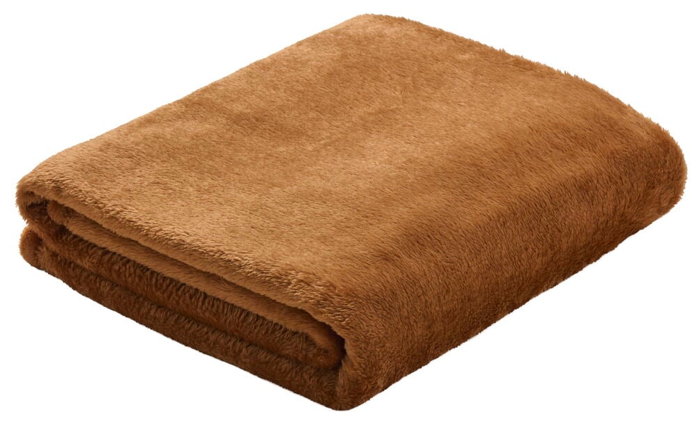 En mjuk pläd i kanelbrun färg polyester.