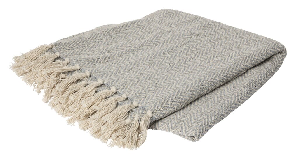 Hellgraue Decke mit Fransen aus recycelter Baumwolle.