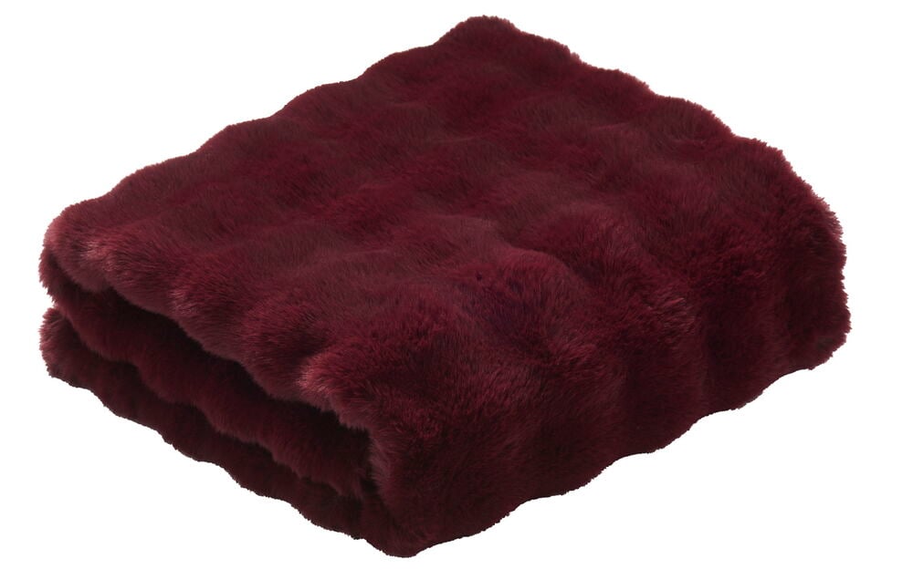 En vikt, fluffig pläd av old burgundy polyester.