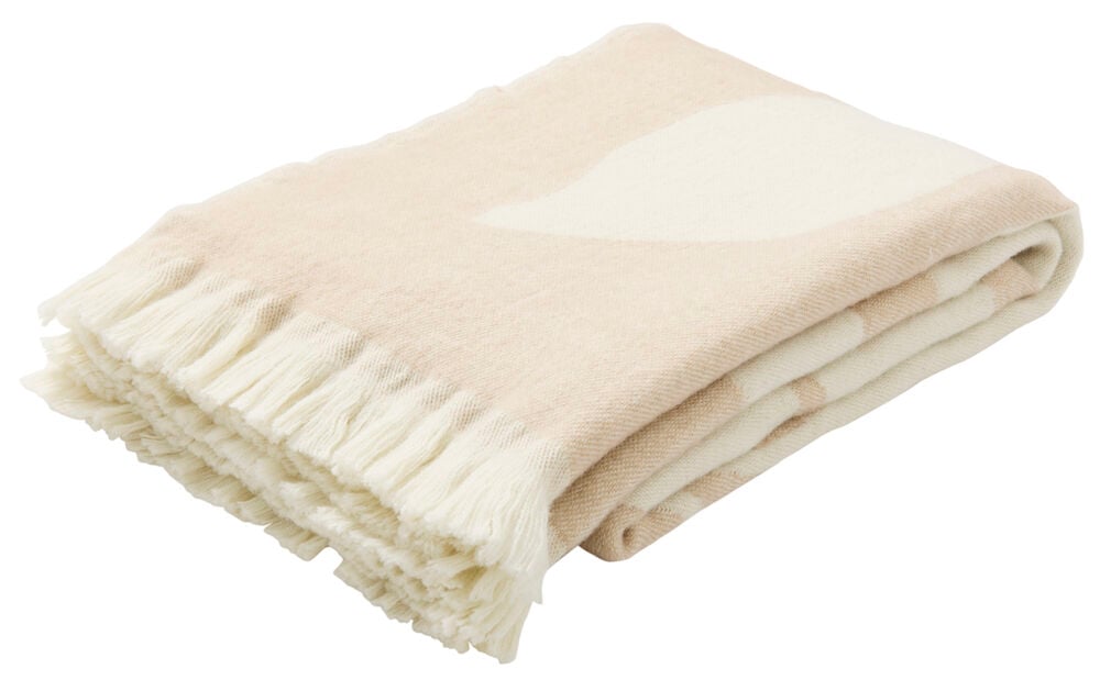 Vikt naturfärgad ullpläd med bladmönster och fransar.