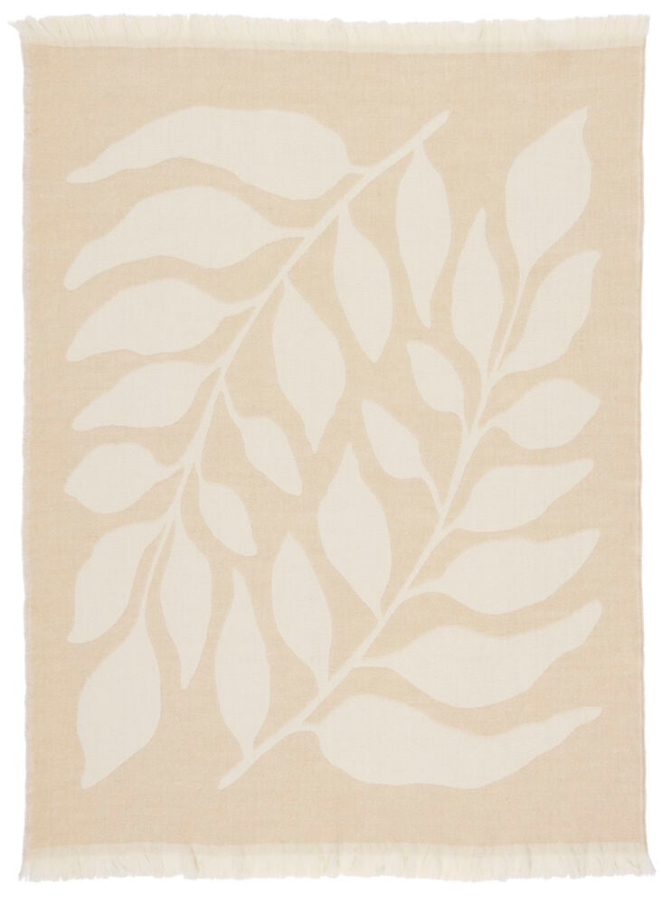 Beige ullpläd med ljusa blad och fransar.