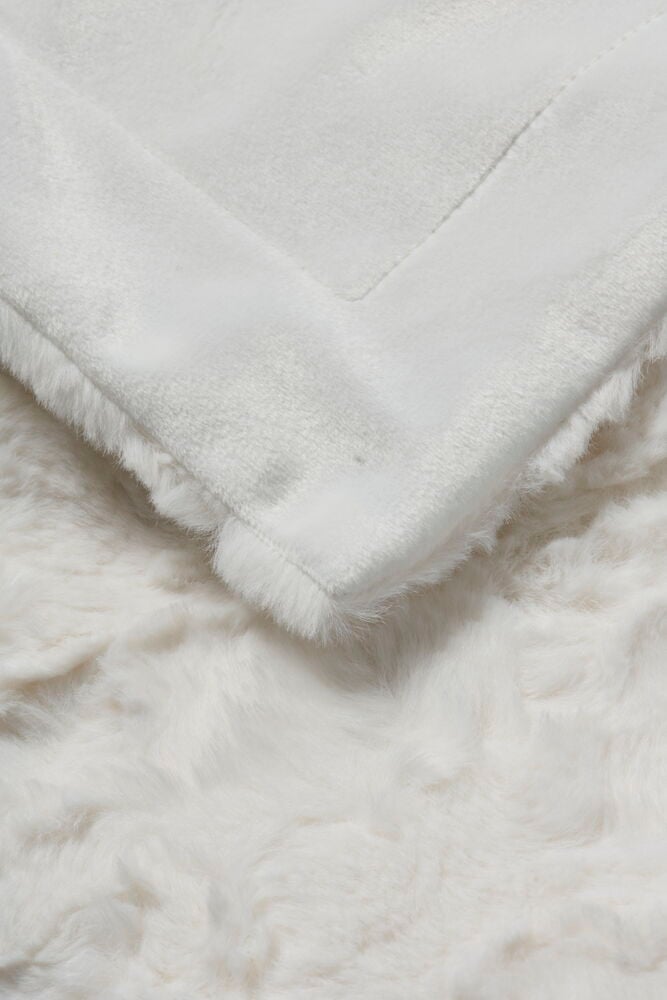 Pehmeä offwhite-viltti teddykuvioinnilla