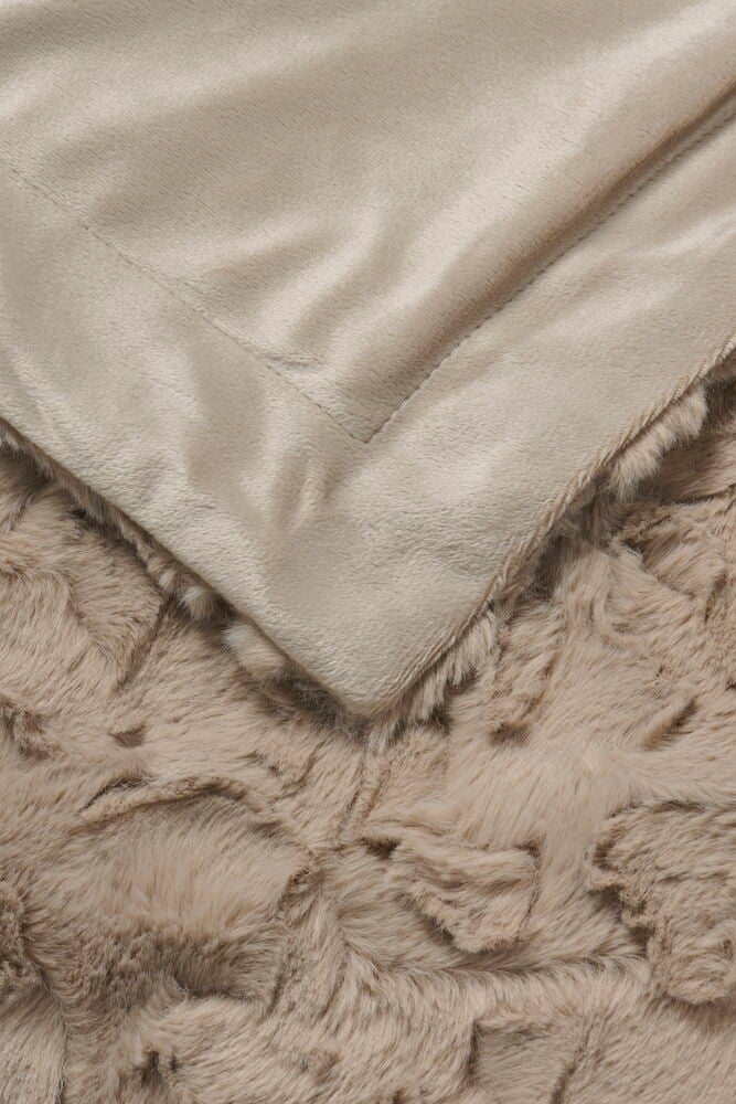 Beige polyesterhuopa samettimaisella ja tekoturkisrakenteella.