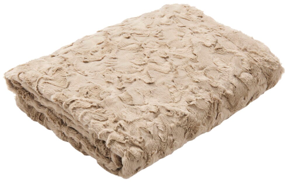 En vikt beige pläd med bladmönster i naturfärg.