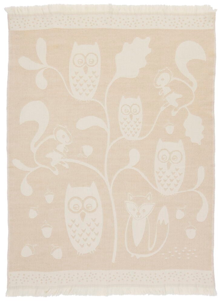 Beige Kinderdecke mit Eulen-, Eichhörnchen- und Fuchsmotiven.